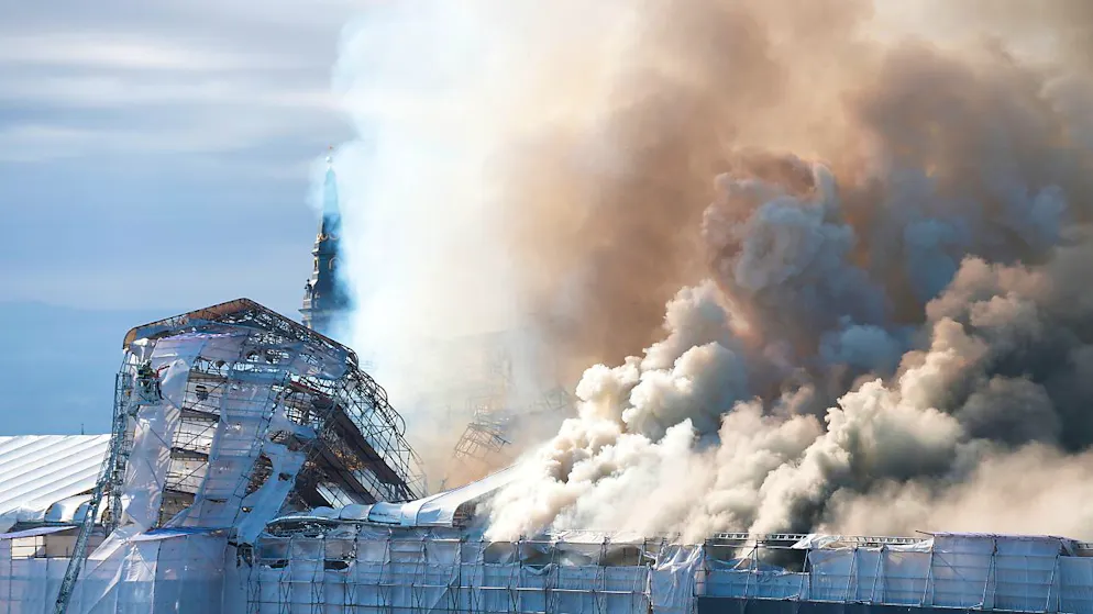 dpatopbilder - Rauch steigt bei einem Brand aus der Alten Börse «Boersen» in Kopenhagen auf. Eines der ältesten Gebäude Kopenhagens steht in Flammen und seine ikonische Turmspitze ist eingestürzt. Das Dach der alten Börse aus dem 17. Jahrhundert, die einst das Finanzzentrum Dänemarks war, ist am Dienstag in Flammen aufgegangen. Foto: Emil Helms/Ritzau Scanpix Foto/AP