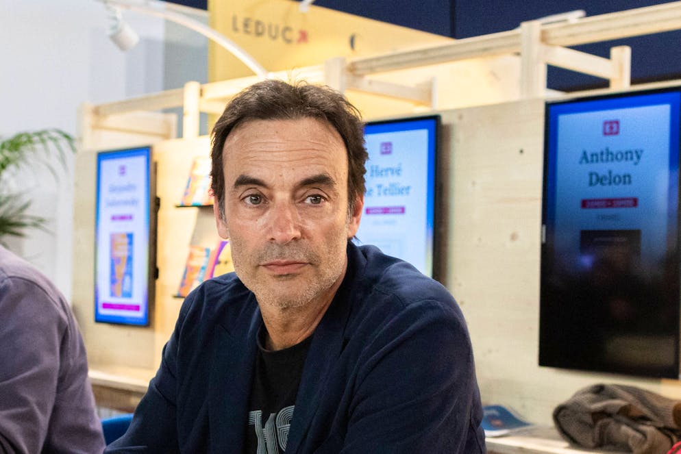 Anthony Delon signe son livre au Festival du livre de Paris, au Grand Palais éphémère, le 14 avril 2024. 