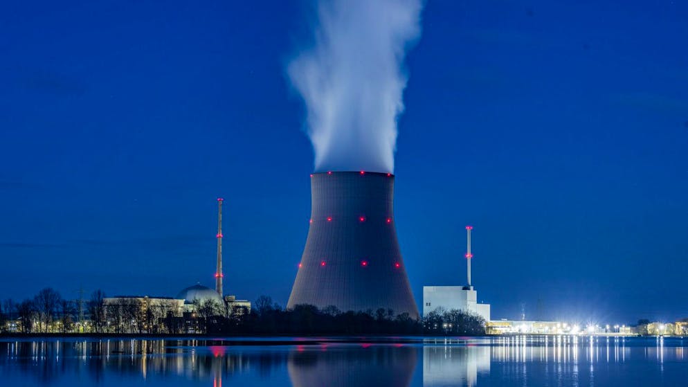 Seit einem Jahr ist der Meiler aus: Das AKW Isar 2 war eines der drei letzten, die in Deutschland im Zug des Atomausstiegs im April 2023 den Betrieb einstellten.