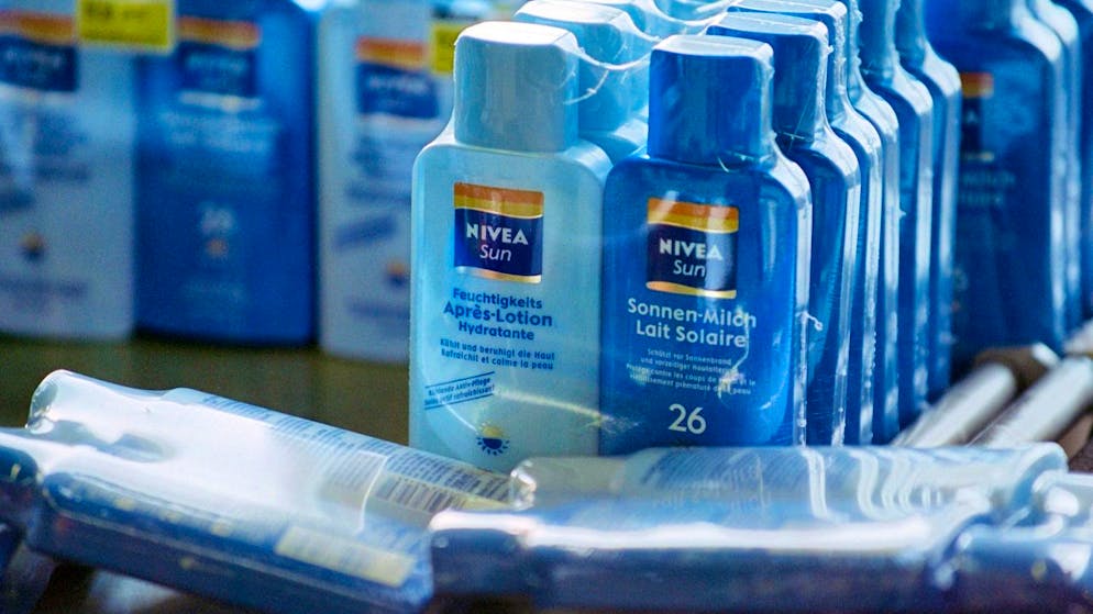 Beliebte Sonnencreme: Der Nivea-Konzern Beiersdorf ist im ersten Quartal 2024 gewachsen. (Archivbild)