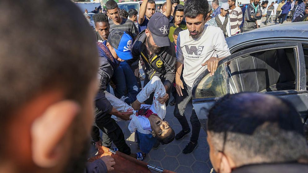 Israël menace l'Iran, pendant que l'hécatombe continue à Gaza - Gallery. Des Palestiniens blessés arrivent à l'hôpital Al Aqsa à Deir al Balah après un bombardement israélien du camp de réfugiés de Maghazi, au centre de la bande de Gaza.
