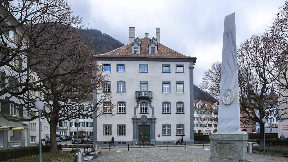 Die Lancierung einer Online-Plattform für das kulturelle und sprachliche Erbe des Kantons Graubünden ist Teil des Regierungsprogramms 2021-2024. Im Bild das Regierungsgebäude in Chur. (Archivbild)