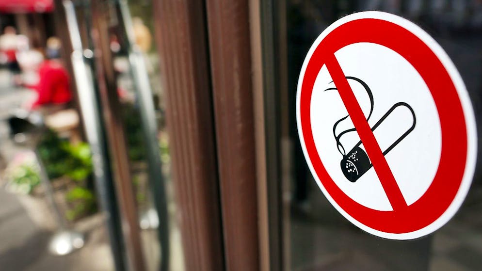 ARCHIV - Ein Rauchverbotsschild hängt an einer Gaststätte. Foto: Martin Gerten/dpa