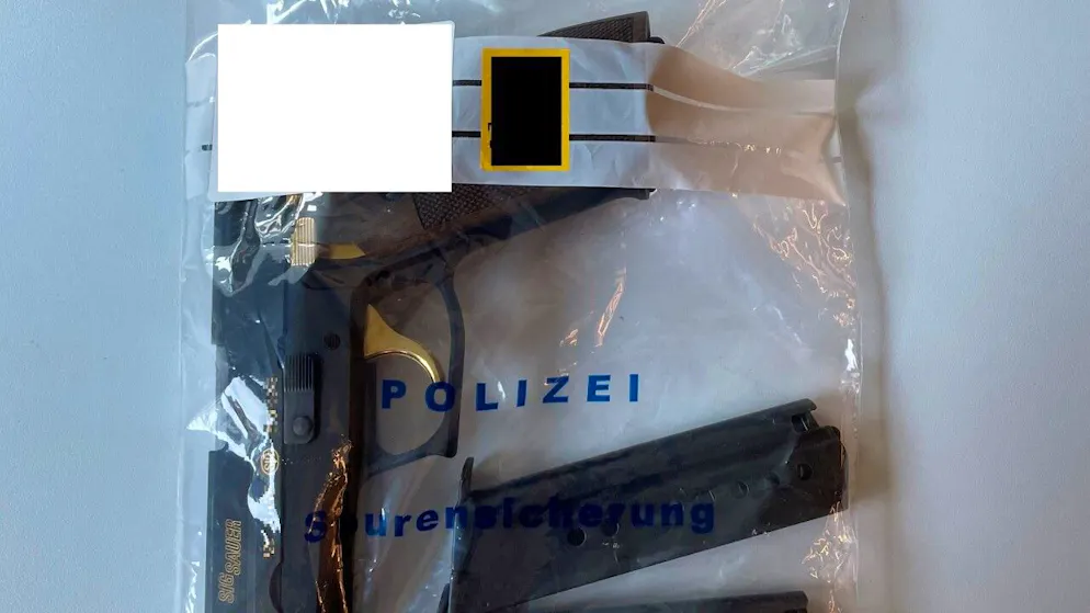 Eine der Schusswaffen, die die Polizei bei Kontrollen in Bars, Clubs und Dancings sichergestellt hat.