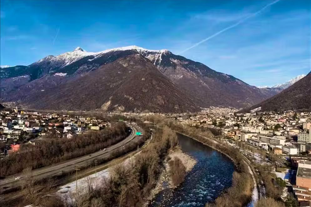 Arbedo-Castione ist eine Gemeinde im Bezirk Bellinzona. Sie besteht aus den beiden Fraktionen Arbedo und Castione.