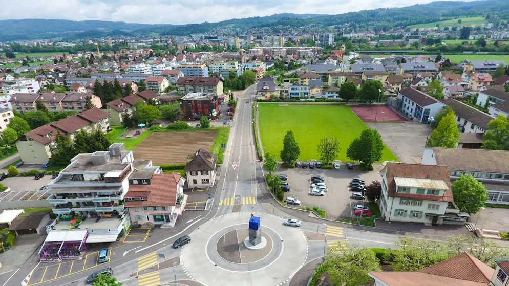 Strengelbach ist eine Nachbargemeinde von Zofingen. Das mangelhafte Mehrfamilienhaus stand zum Zeitpunkt dieser Aufnahme noch nicht.