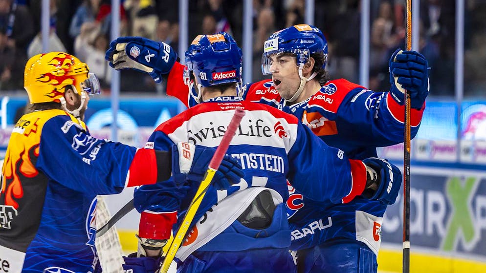 Die ZSC Lions jubeln über den ersten Sieg in der Finalserie gegen Lausanne