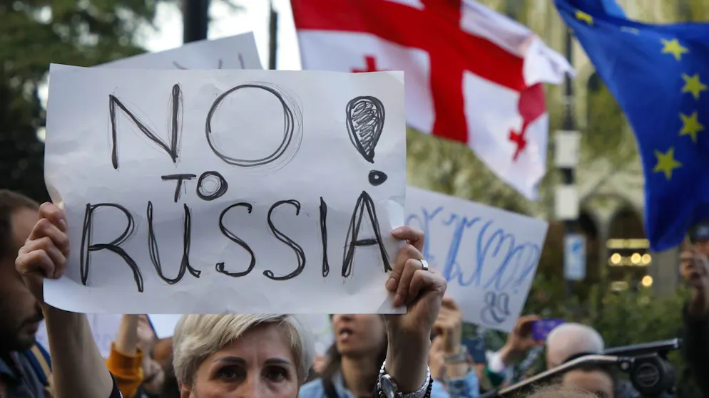 Vor dem Parlament in Tiflis versammelten sich Demonstranten.