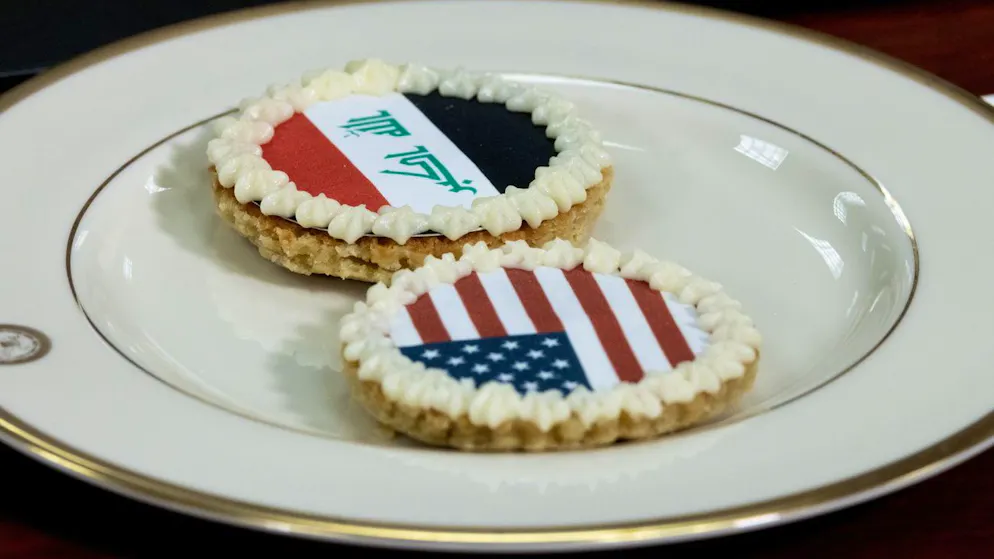 Beim Treffen des irakischen Ministerpräsidenten Mohammed al-Sudani mit dem US-Verteidigungsminister Lloyd Austin im Pentagon am 15. April 2024 wurden Kekse mit der US- und der irakischen Flagge serviert.