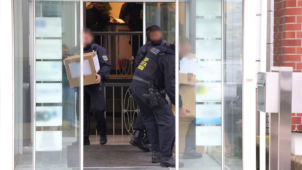 dpatopbilder - Polizeibeamte haben bei der Razzia Material sichergestellt. Foto: Gianni Gattus/dpa