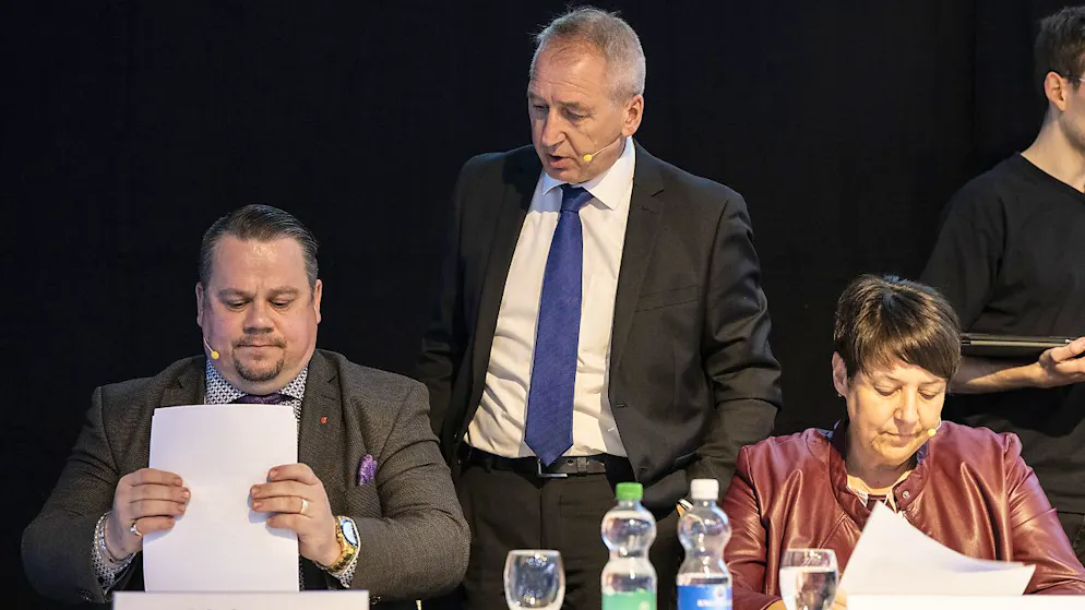 Hunderte Menschen an Infoanlass zu Bundesasylzentrum - Gallery. Der Schwyzer Regierungsrat Xaver Schuler (SVP), der Arther Gemeindepräsident Ruedi Beeler (Mitte), und die Schwyzer Regierungsrätin Petra Steimen-Rickenbacher (FDP) am Informationsanlass in Oberarth.