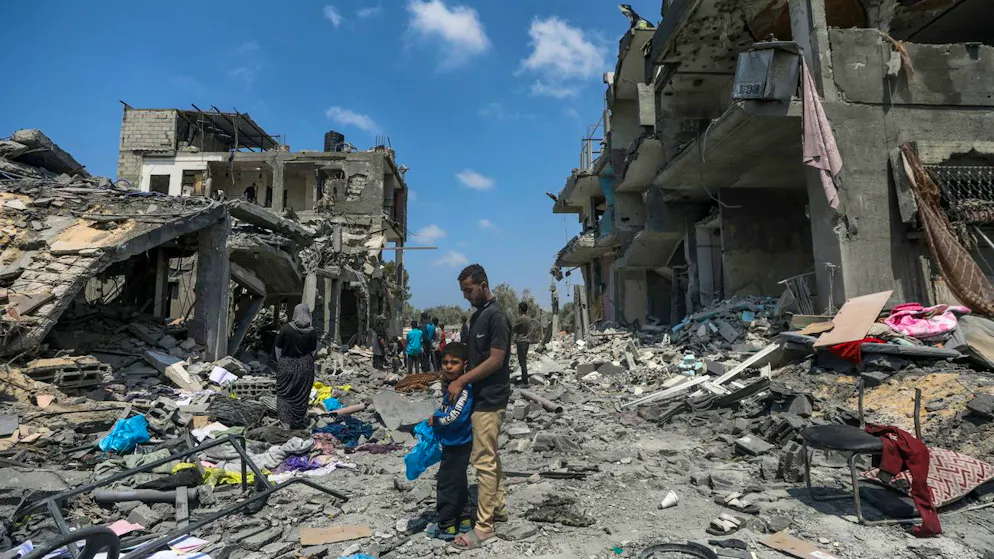 Palästinenser vor ihren zerstörten Häusern im Flüchtlingsviertel Al-Maghazi in Gaza. (15. April 2024) 