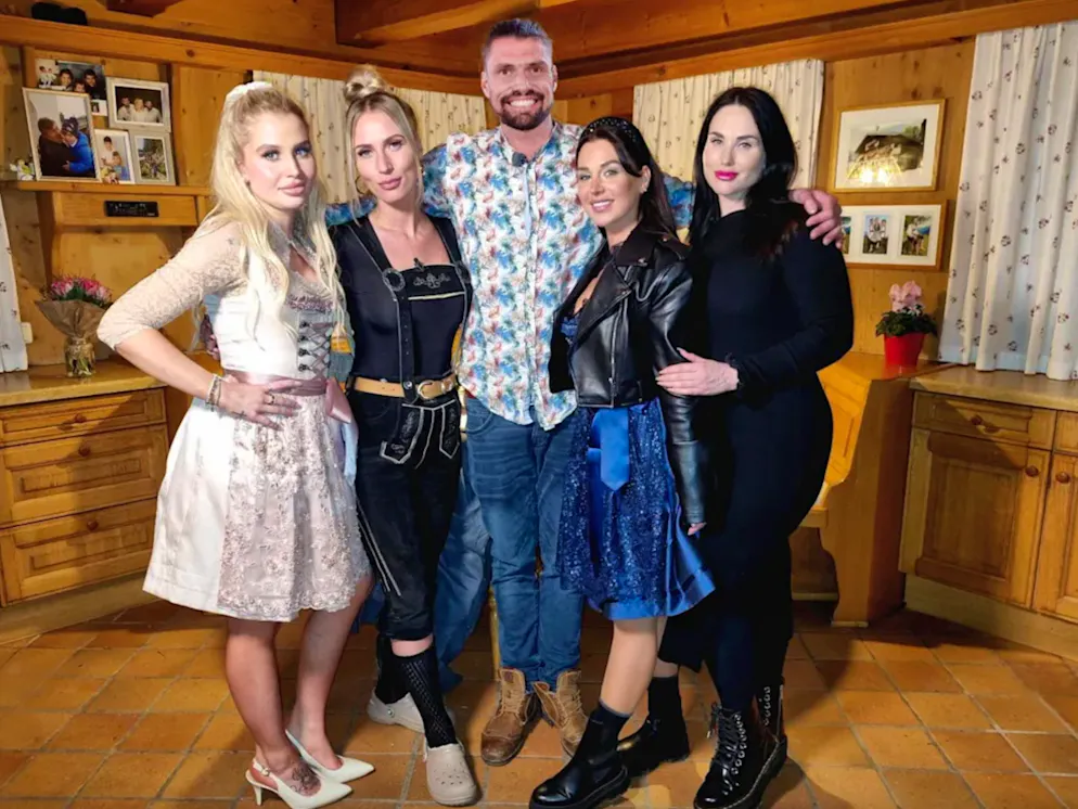 «Bauer sucht Frau: International». Laura, Lidia, Alisa und Stephanie buhlen um das Herz von Bauer Peter. Seine Unschlüssigkeit führt dabei direkt zur ersten fiesen Auseinandersetzung unter den Kandidatinnen.