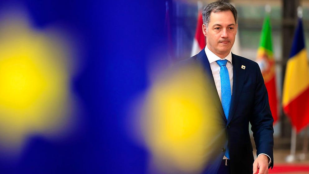 ARCHIV - Alexander De Croo, Premierminister von Belgien, trifft zu einem EU-Gipfel ein. In einem gemeinsam mit dem Regierungschef Tschechiens verfassten Brief fordert er Sanktionen gegen Russland. Der Vorwurf: Mögliche Einflussversuche der kommenden Europawahlen. Foto: Geert Vanden Wijngaert/AP/dpa