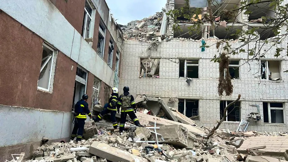 HANDOUT - Nach einem russischen Raketeneinschlag in Tschernihiw - Rettungskräfte im Einsatz. Foto: -/Ukrainian Emergency Service/dpa - ACHTUNG: Nur zur redaktionellen Verwendung im Zusammenhang mit der aktuellen Berichterstattung und nur mit vollständiger Nennung des vorstehenden Credits