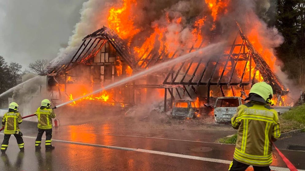 Trotz Grosseinsatz verschiedener Feuerwehren wurde ein ehemaligen Bauernhauses in Lüterswil SO am 18. März komplett zerstört.