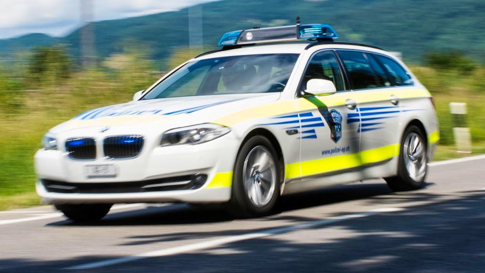 Die Kantonspolizei Aargau sucht den Fahrer oder die Fahrerin eines weissen Lieferwagens, der nach einem Unfall in Sins ohne anzuhalten davonfuhr. (Symbolbild)