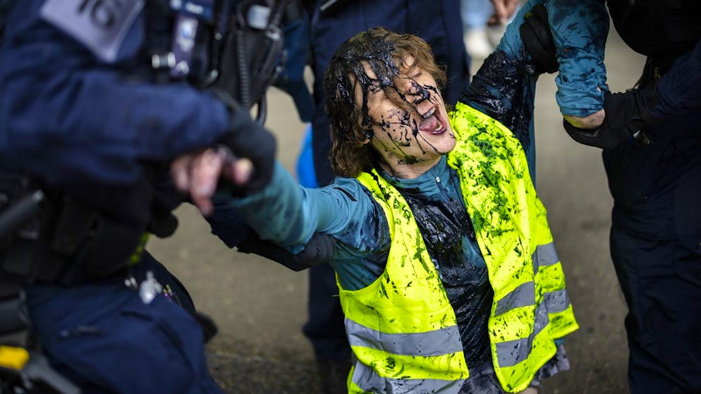 Max Voegtli von «Drop Fossil Subsidies» wird von Polizisten abgeführt, nachdem er das Sechseläuten störte.