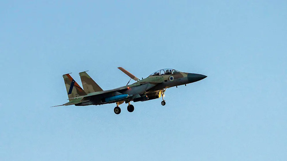 Ein F-15-Kampfflugzeug der israelischen Luftwaffe ist vor der Landung auf einem Luftwaffenstützpunkt in Zentralisrael zu sehen. Foto: Ohad Zwigenberg/AP/dpa