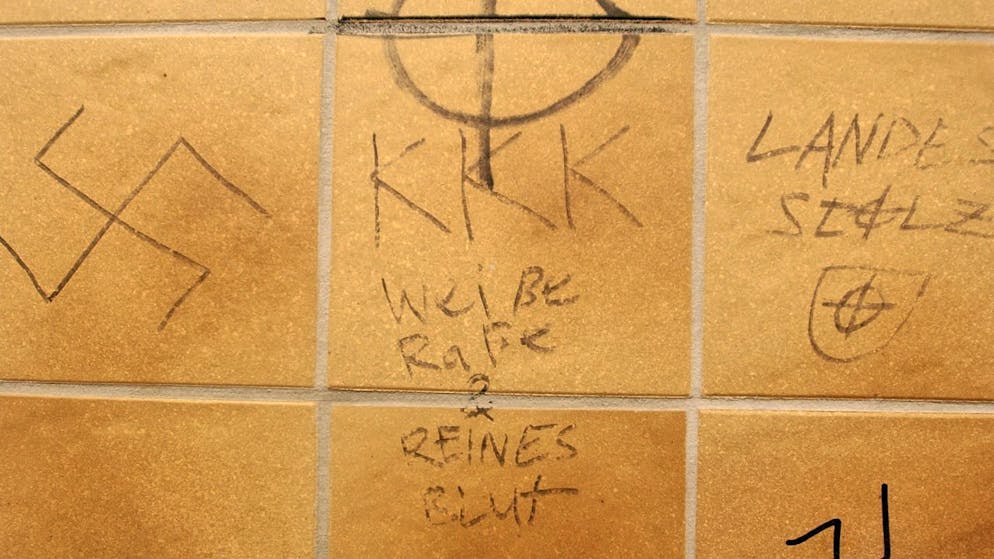 Die Verwendung von Symbolen des Nationalsozialismus soll verboten werden. Das will der Nationalrat. (Archivbild)