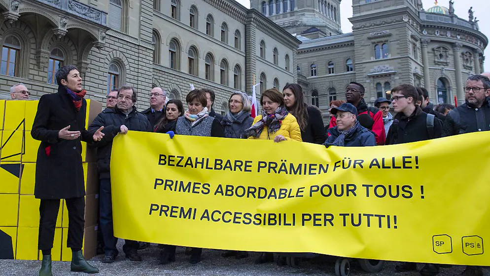 Die St. Galler SP-Nationalrätin Barbara Gysin (links) vor der Einreichung der Unterschriften für die "Prämienentlastungs-Initiative" im Januar 2020 in Bern. (Archivbild)