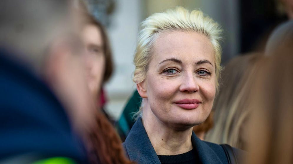 ARCHIV - Julia Nawalnaja, Witwe von Alexej Nawalny, steht in einer Warteschlange vor der russischen Botschaft, um ihre Stimme für die Präsidentschaftswahl abzugeben. Das US-Magazin «Time» wählte sie unter die 100 einflussreichsten Menschen des Jahres 2024. Foto: Monika Skolimowska/dpa