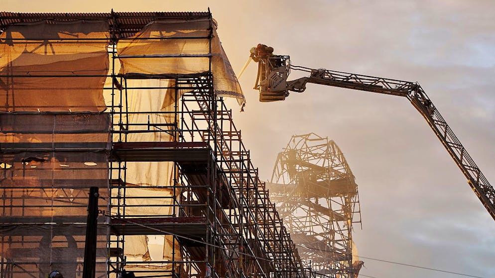 dpatopbilder - Feuerwehrleute arbeiten daran, das Feuer vollständig zu löschen und das Gebäude der historischen Börse zu sichern. Foto: Liselotte Sabroe/Ritzau Scanpix Foto/AP