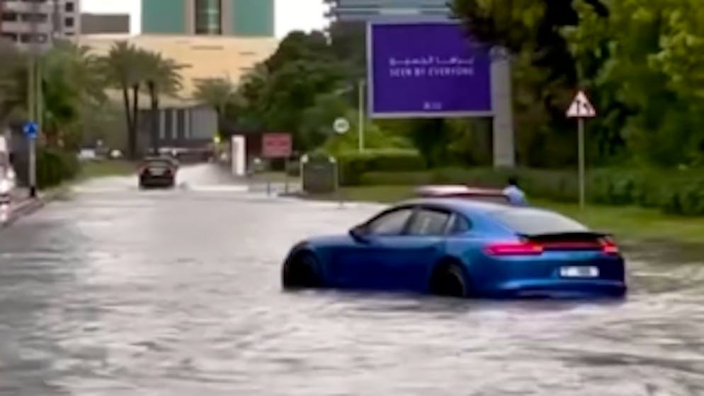 «Mein Rolls-Royce ist überflutet». Influencer in Dubai von Unwettern überrascht