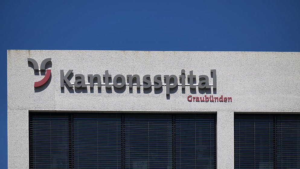 Das Kantonsspital Graubünden schliesst mit positivem Jahresergebnis 2023, sieht sich aber mit Herausforderungen konfrontiert. (Archivbild)