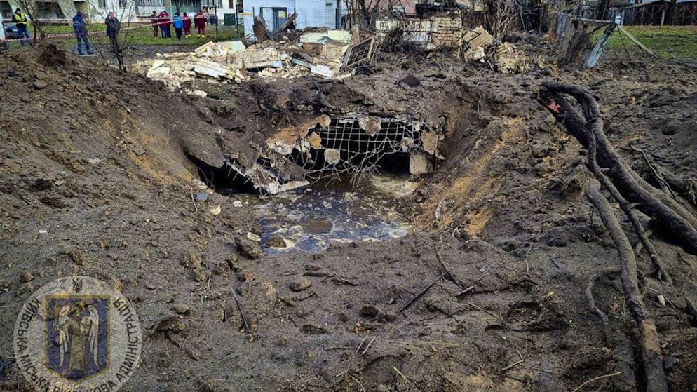 La Russie poursuit ses attaques (illustration avec des dégâts à Kiev)