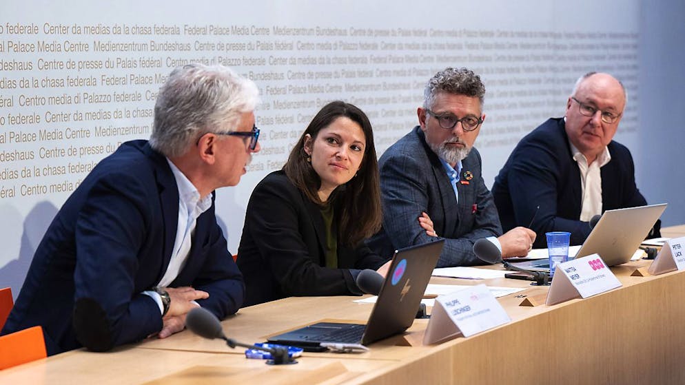 Voto. «Sì» all'iniziativa per premi di cassa malati meno onerosi per «porre fine alla follia»