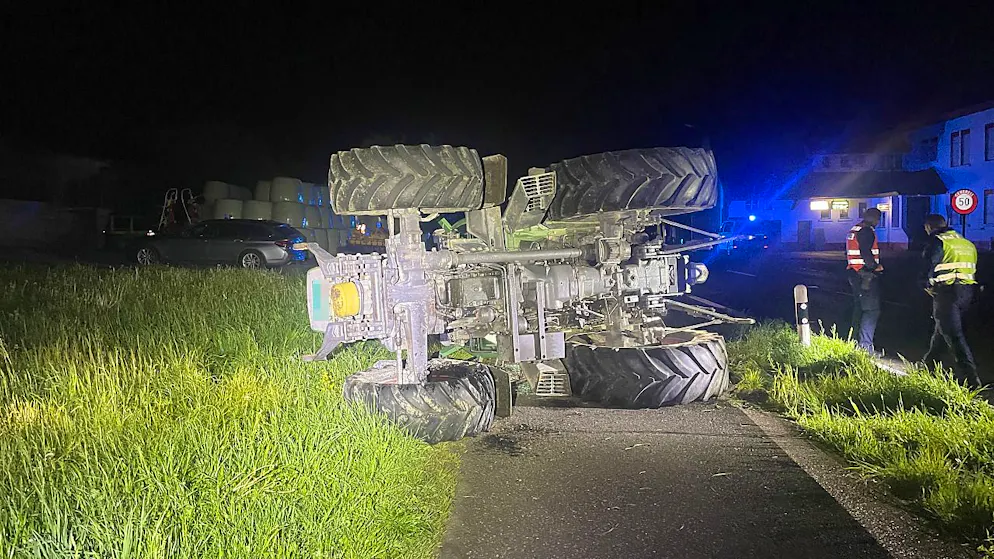 Nach dem Unfall blieb der von einem alkoholisierten Jugendlichen gelenkte Traktor stark beschädigt auf dem Radweg liegen.