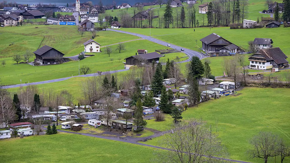 Hunderte Menschen an Infoanlass zu Bundesasylzentrum - Gallery. Auf dem Areal des heutigen Campingplatzes Buosingen in Arth SZ soll ein Bundesasylzentrum realisiert werden. (Archivaufnahme)