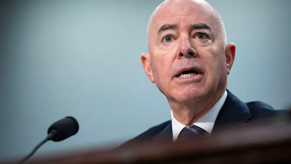 ARCHIV - Heimatschutzminister Alejandro Mayorkas spricht während einer Anhörung vor dem Unterausschuss für Heimatschutz des Haushaltsausschusses des Repräsentantenhauses auf dem Capitol Hill. Foto: Mark Schiefelbein/AP/dpa