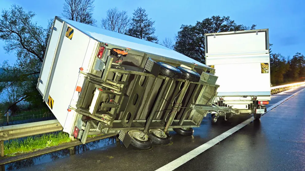 Der Anhänger des Lieferwagens kippte beim Unfall auf die Leitplanke.
