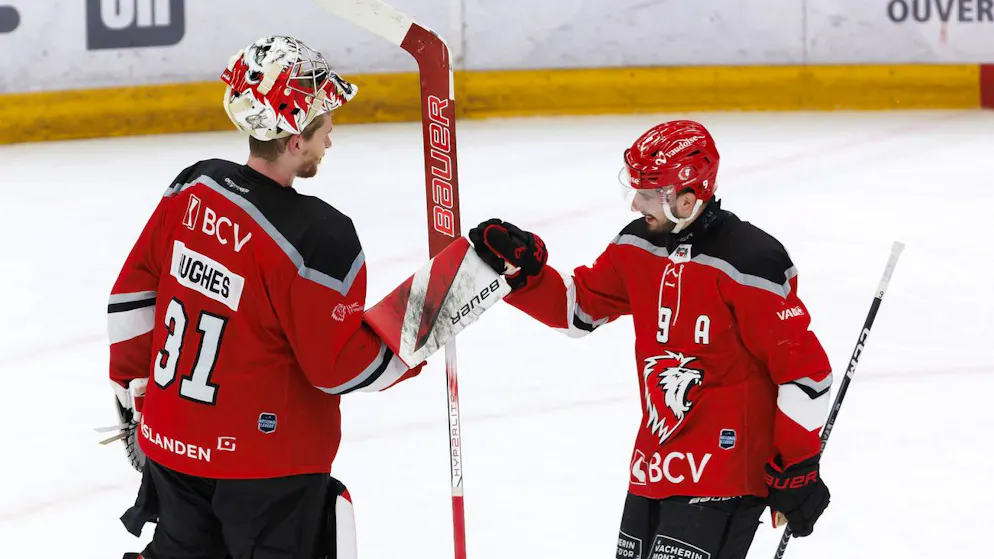 Damien Riat (à droite) célèbre la victoire du LHC avec Connor Hughes.