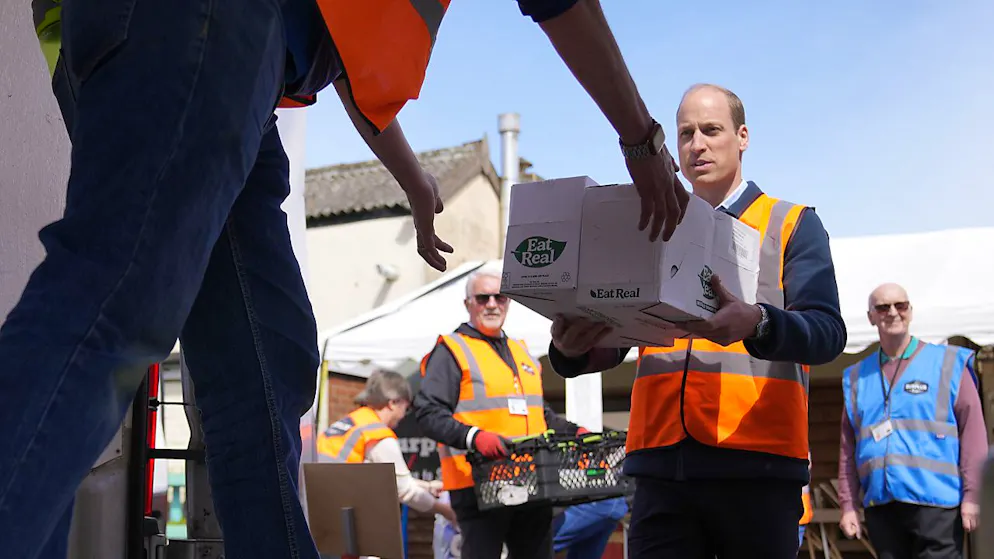 Le prince William est photographié jeudi aidant à décharger un camion de Surplus for Supper, une association de redistribution de surplus alimentaires, située dans le Surrey, à l'ouest de Londres.