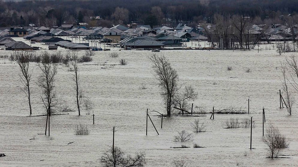 In Orenburg im Süden des Ural-Gebirges breitet sich die Flut aus. Foto: Uncredited/AP/dpa
