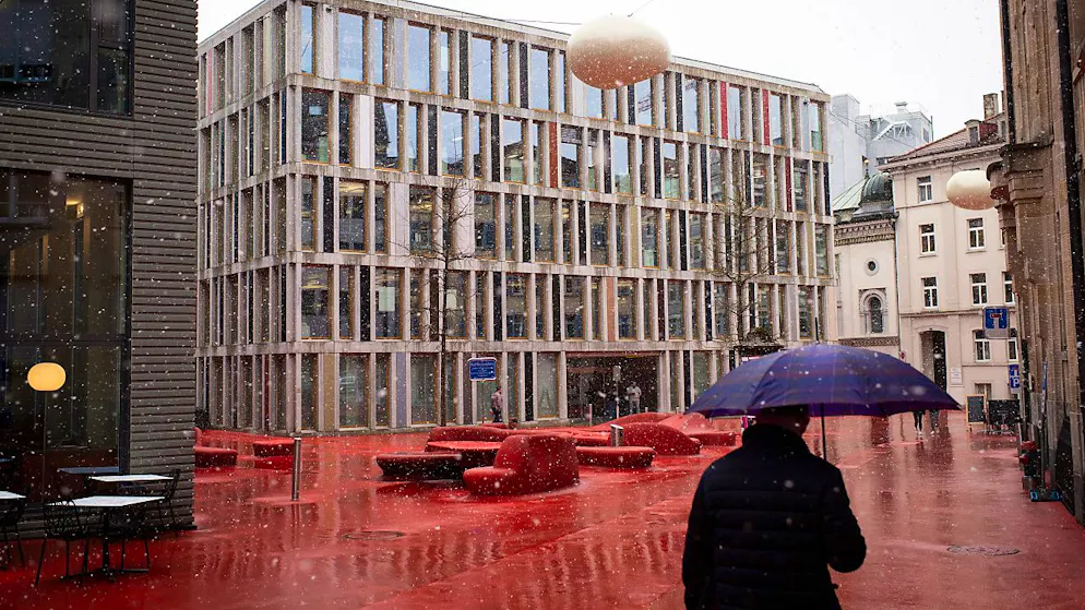 Der rote Platz neben dem Raiffeisen-Hauptsitz in St. Gallen ist nach Friedrich Wilhelm Raiffeisen benannt, dem Gründer der Raiffeisenbewegung in Deutschland. (Archivbild)