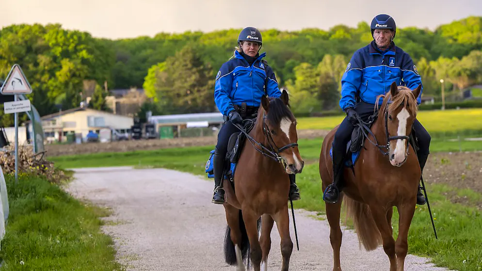 Une patrouille de la brigade équestre de la police genevoise effectuent une patrouille dans le cadre d'une mission de prévention des cambriolages et de sécurisation aux abords de la frontière, ce jeudi a Troinex pres de Geneve.