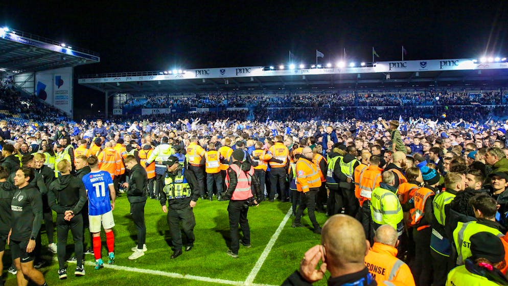 È grande festa e i tifosi del Pompey (Portmouth) invadono il campo da calcio.