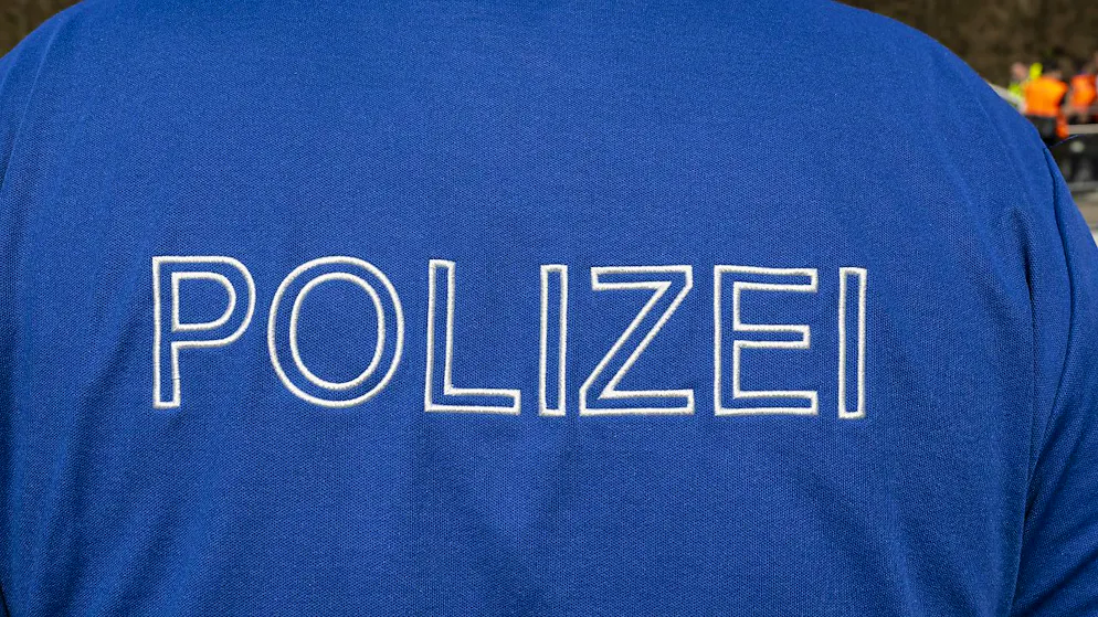 Ein Mann ist am Donnerstagabend in Eschen FL mit einem Messer auf zwei Polizisten losgegangen. Anschliessend verschanzte er sich laut Polizei in seiner Wohnung, wo er später überwältigt werden konnte. (Symbolbild)