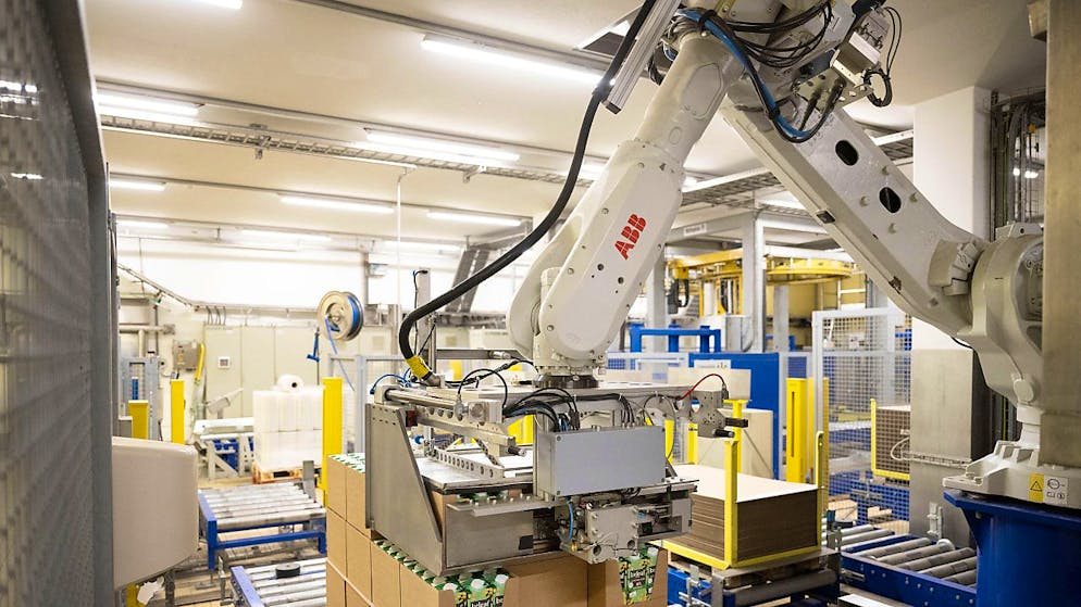 Ein ABB-Roboter stapelt in einer Molkerei Haferdrink-Kartons. (Archivbild)