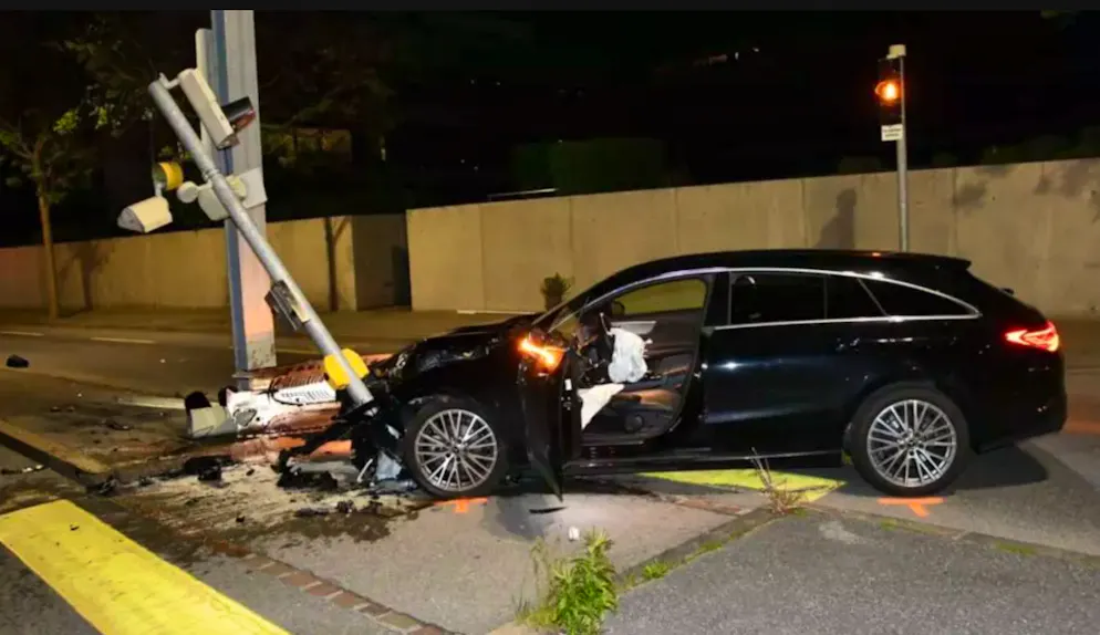 Die Frau krachte in eine Ampel. Damit war die Flucht beendet. 