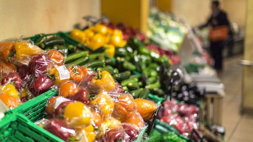 Cucumbers, carrots, grapes. Migros is offering these 76 products for less from today