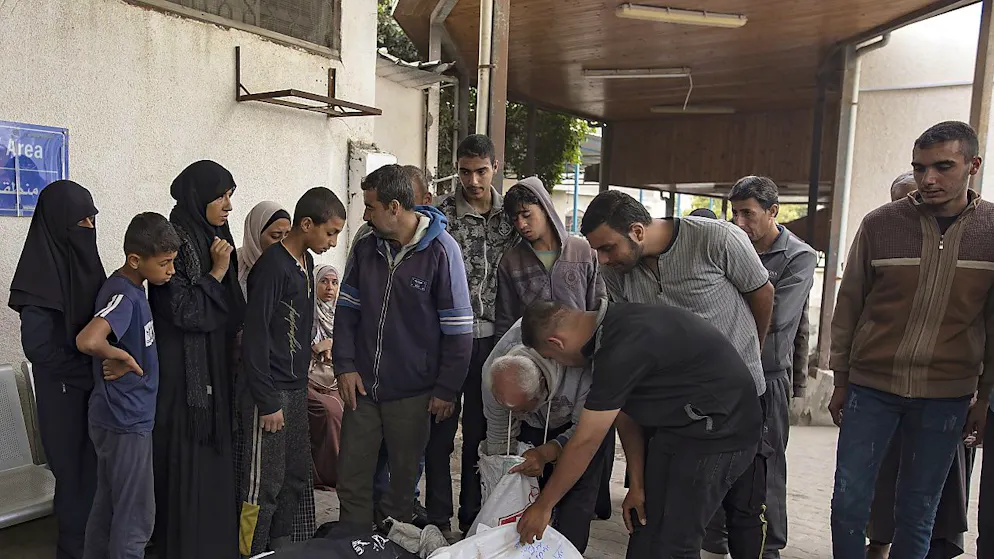 Des Gazaouis prennent congé de leurs proches et parents tués sous les bombes israéliennes.