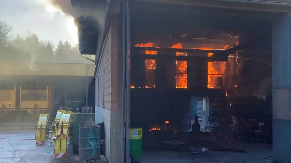 Die Werkstatt in Scheuren bei Biel geriet aufgrund eines technischen Defektes in Brand.