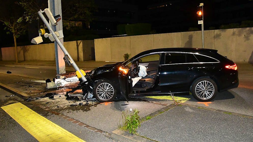 Eine 21-jährige Autofahrerin in Chur wollte in der Nacht auf Donnerstag vor der Polizei flüchten - und ist dabei in eine Ampel gekracht. Die Fahrerin blieb unverletzt, den Führerausweis ist sie allerdings los.