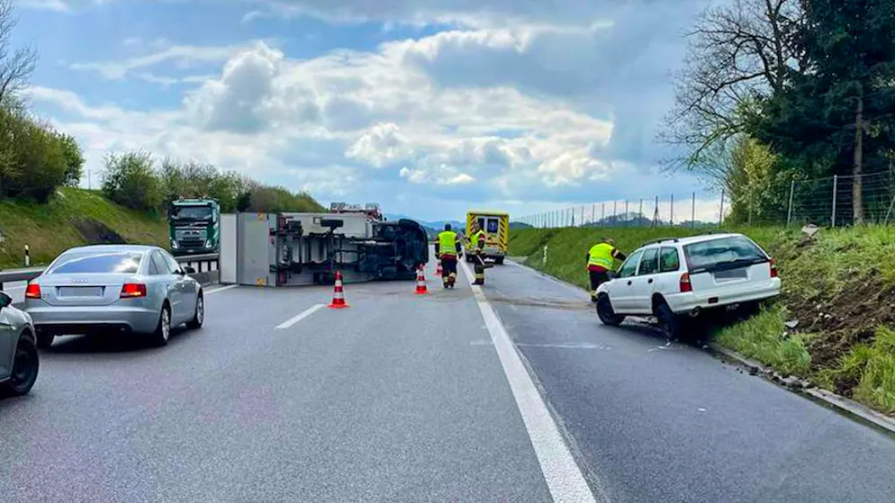 Bei einem Unfall auf der A12 bei Vaulruz FR wurden am Donnerstagnachmittag zwei Personen verletzt.