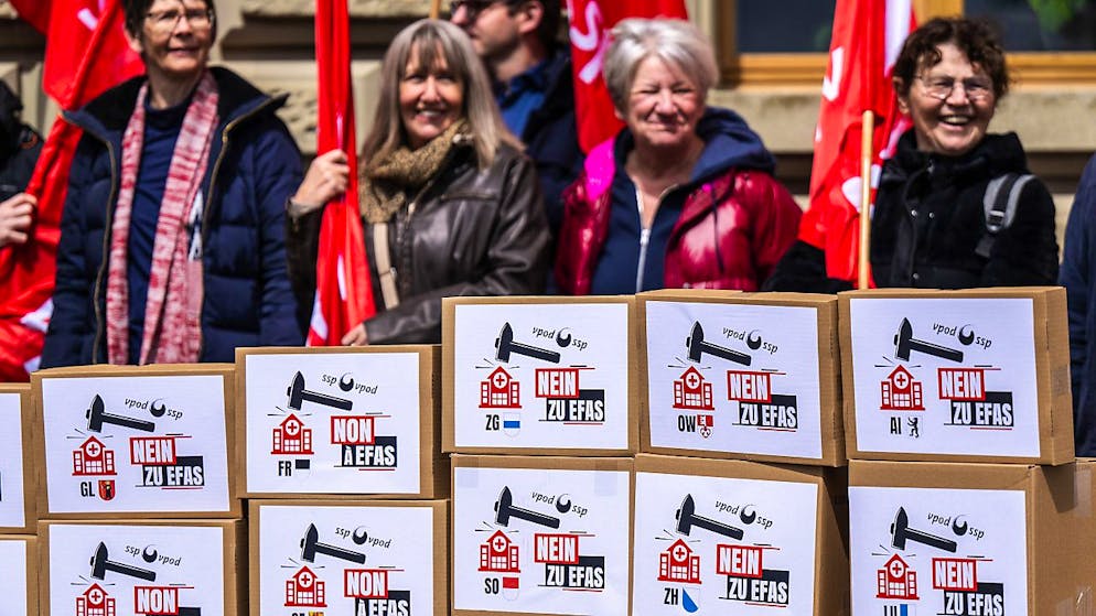 Der Schweizerische Verband des Personals öffentlicher Dienste (VPOD) hat über 57'000 Unterschriften gegen die Reform der Finanzierung des Gesundheitswesens gesammelt. Über das Referendum dürfte das Stimmvolk abstimmen.